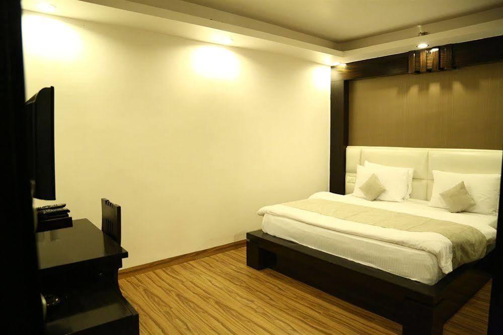 Hotel Elegance Nuova Delhi Esterno foto