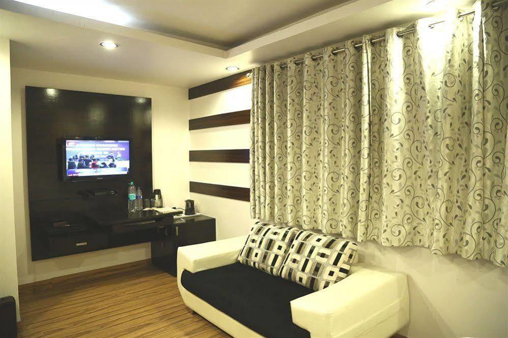 Hotel Elegance Nuova Delhi Esterno foto