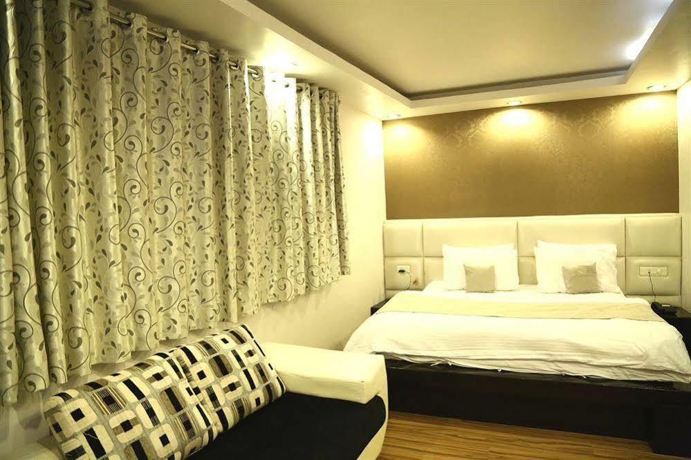 Hotel Elegance Nuova Delhi Esterno foto